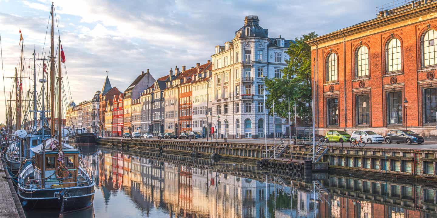 Blick auf die Promenade am Kanal mit bunten Häusern in Kopenhagen