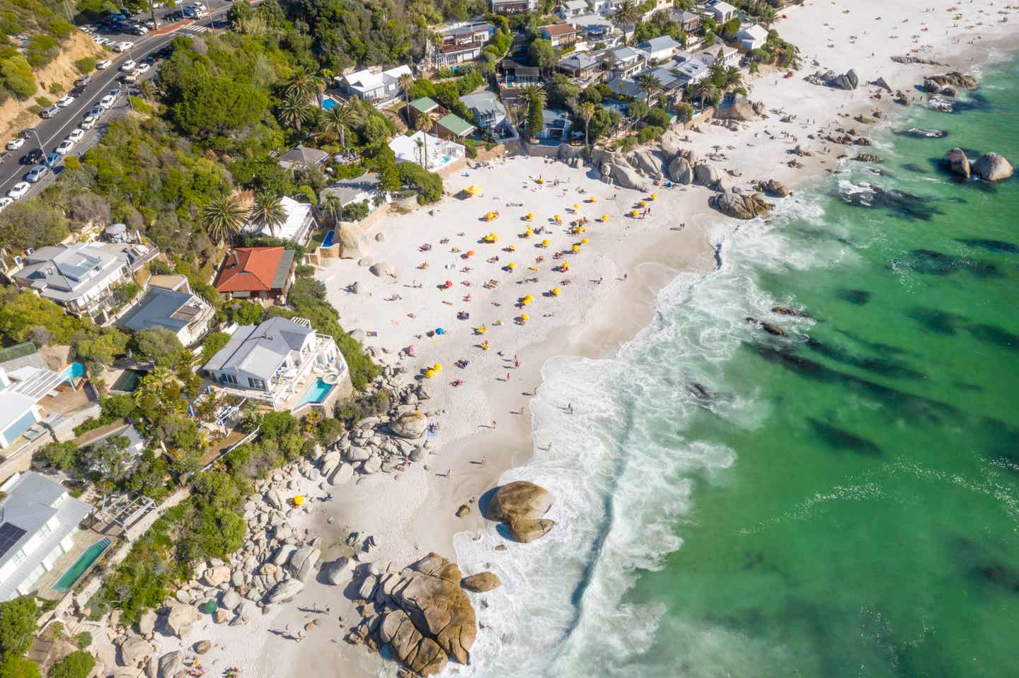 Luftaufnahme von Clifton 4th Beach in Kapstadt – windgeschützte Badebucht und stilvoller Südafrika-Strand mit feinem Sand