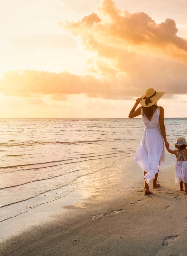 Elternzeit Reisen Elternzeit Reisen: Familie am Strand