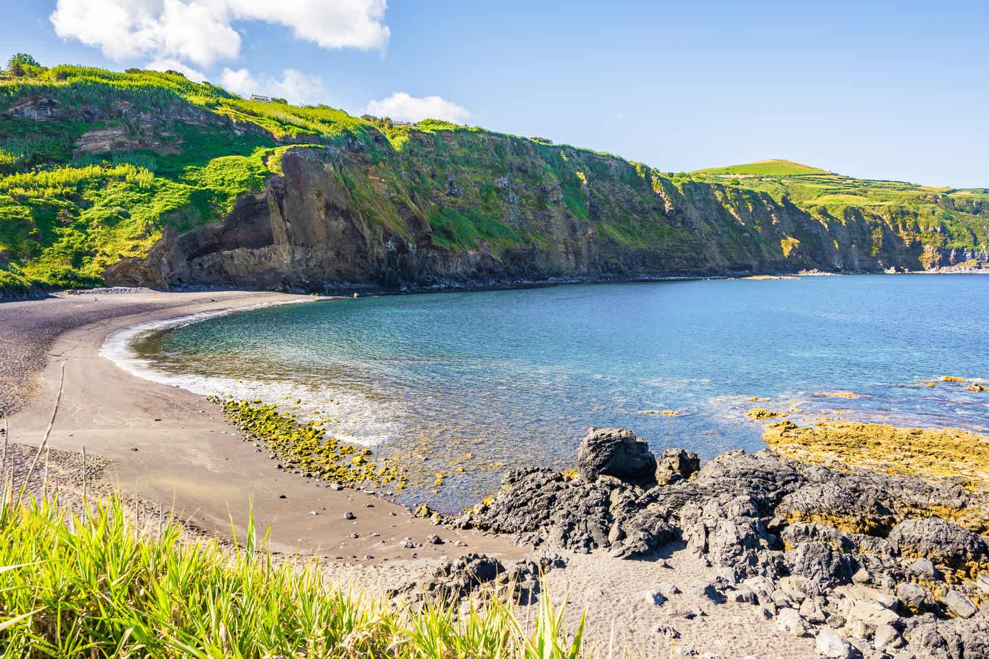 Azoren Strände: Strand mit Meeresklippen auf São Miguel