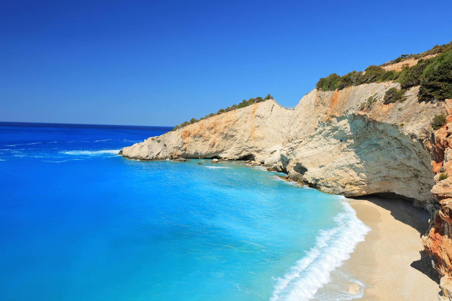 Rundreisen Griechenland: Strand an der Küste von Porto Katsiki auf der griechischen Insel Lefkada Rundreisen Griechenland: Strand an der Küste von Porto Katsiki auf der griechischen Insel Lefkada