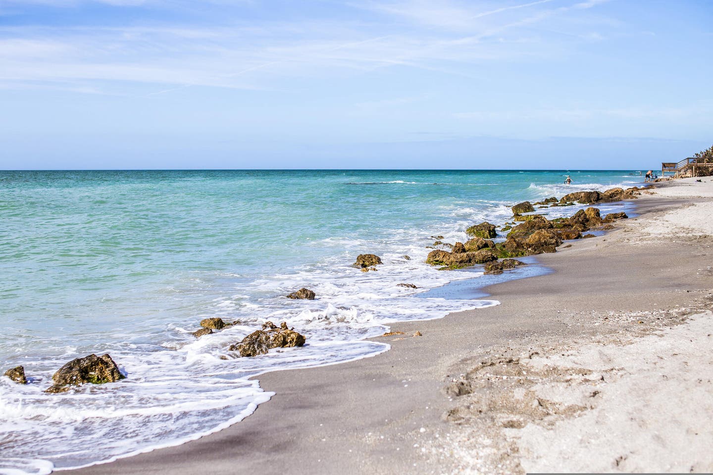 Wellen, Sand und Felsen am Caspersen Beach in Florida