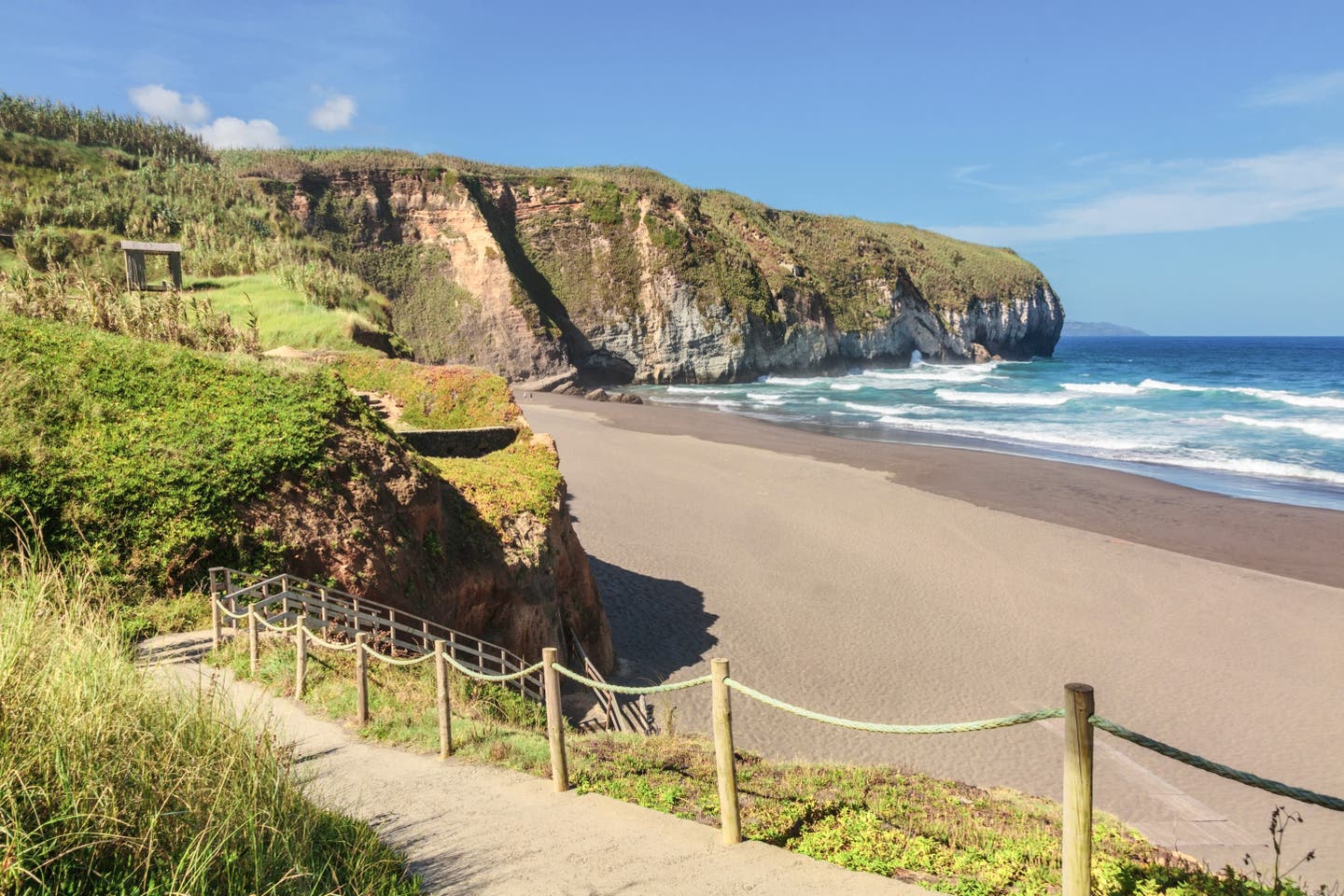 Azoren Strände: Schwarzer Vulkanstrand auf São Miguel