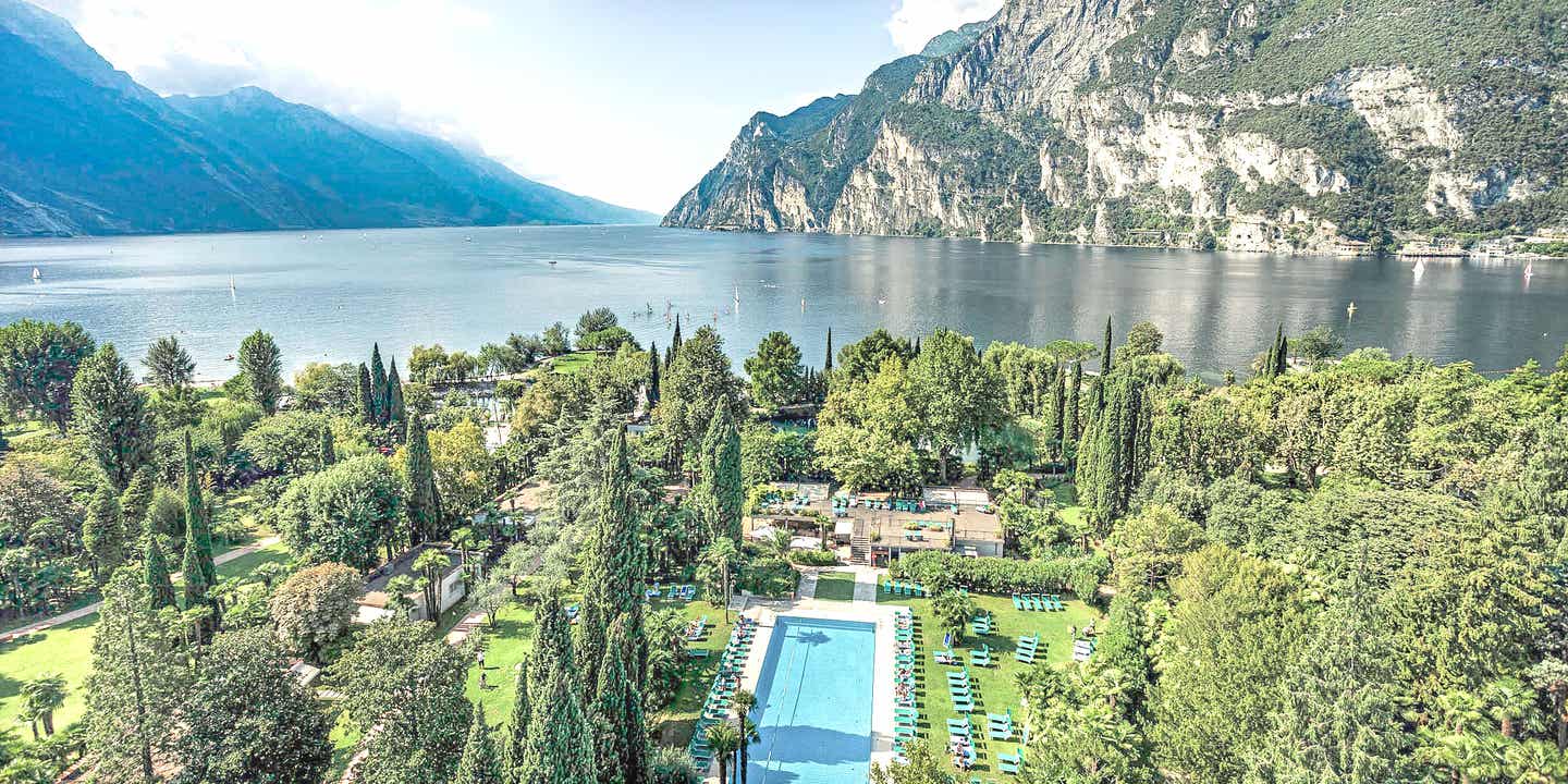 Das Du Lac et Du Parc Grand Resort mit Blick auf die bergige Kulisse des Gardasees ist eines der schönsten Hotels Italiens