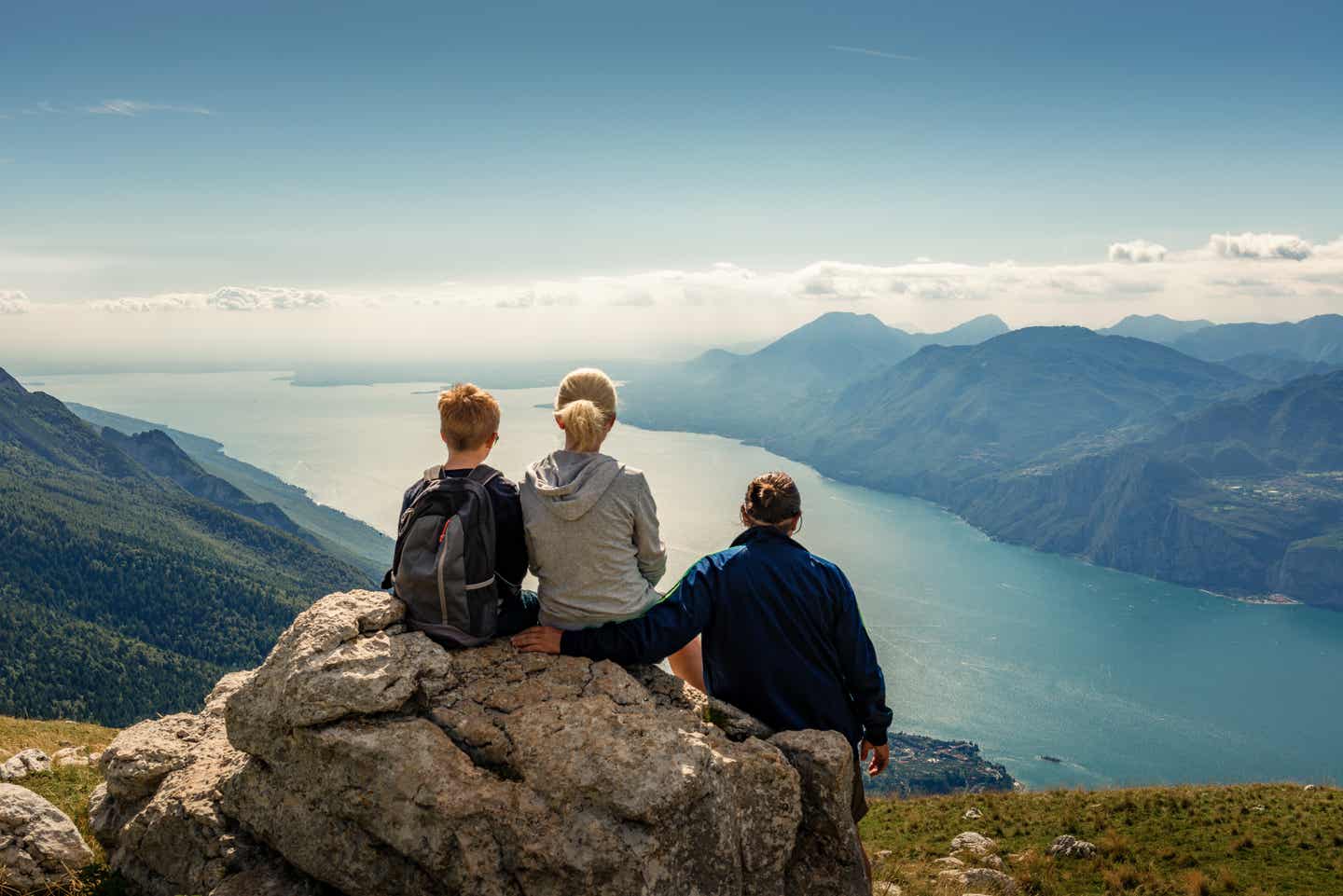 Familie auf einem Berg mit Blick auf den Gardasee, eine perfekte Aktivität für einen Familienurlaub am Gardasee