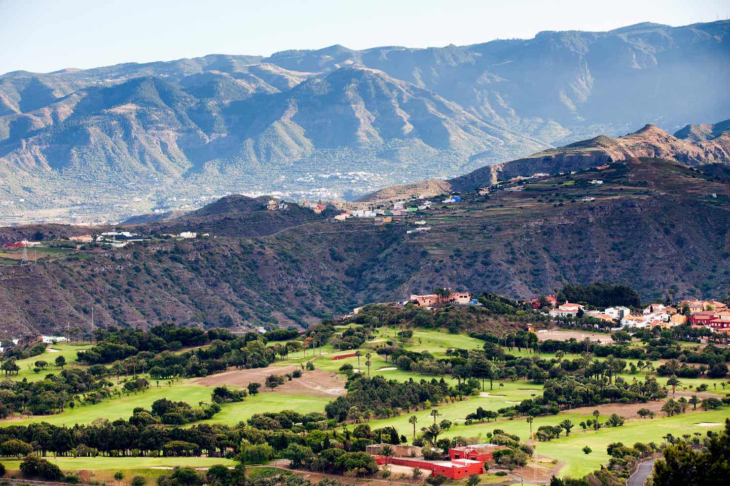 Gran Canaria: Golf mit Bergen im Hintergrund