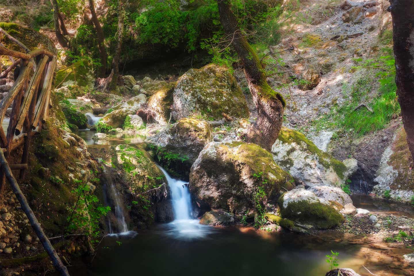 Flusslauf mit Wasserfall in den Wäldern des Tals der Schmetterlinge auf Rhodos