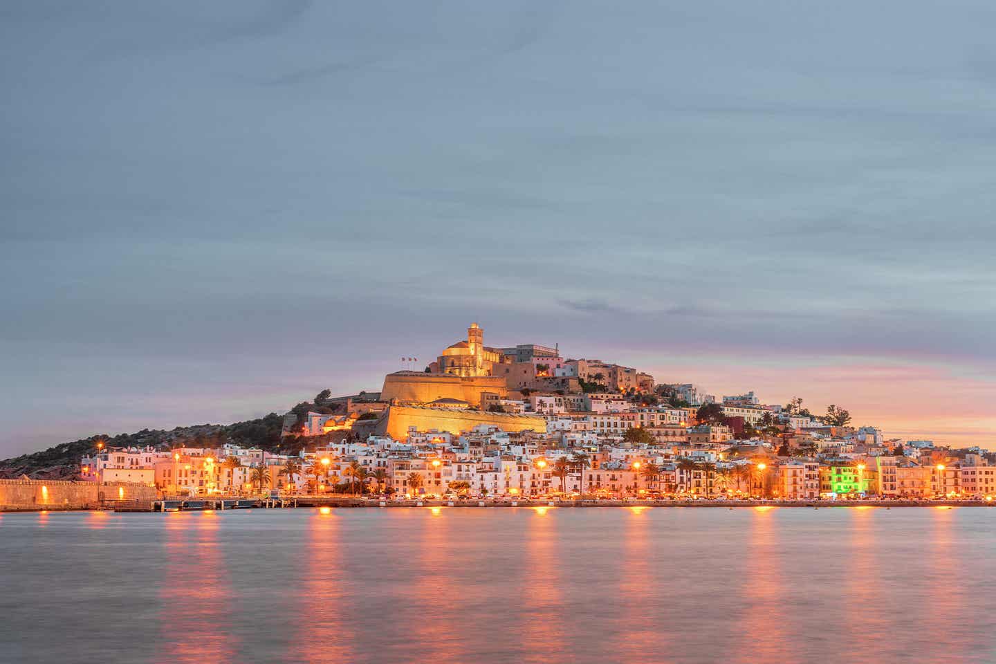 Panoramablick über die Insel Ibiza bei Nacht