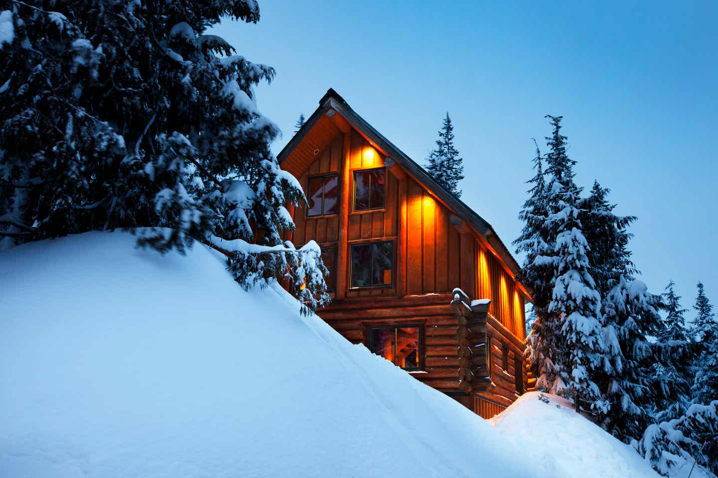 Blockhütte im Schnee, Oregon USA im Dezemebr