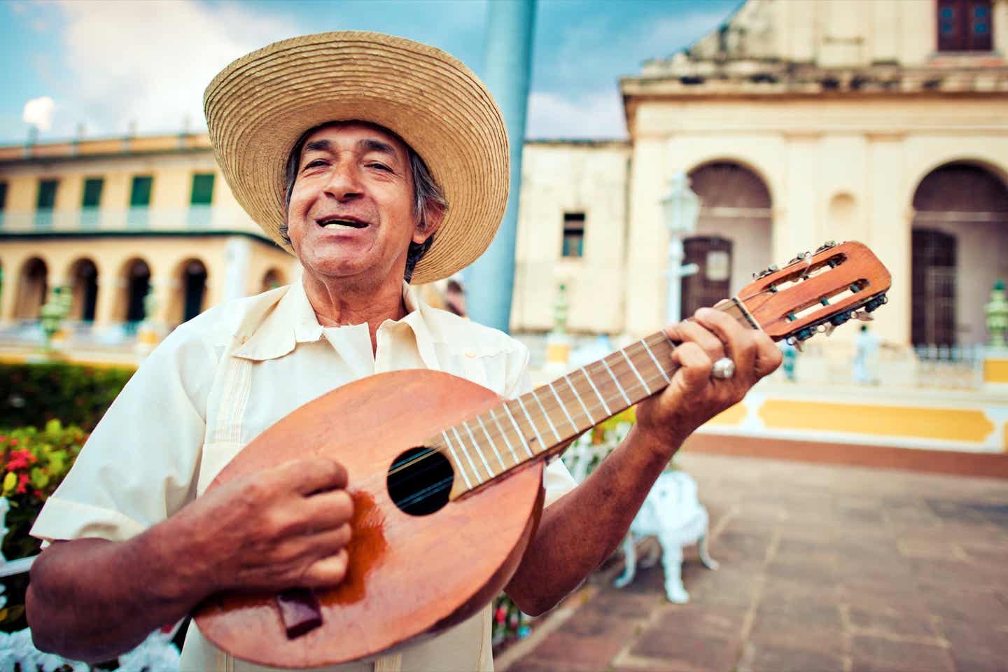 Kubaner singt und spielt auf seiner Mandolin in Trinidad