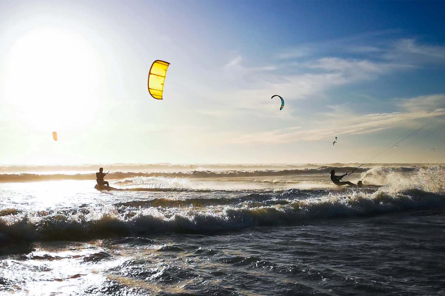 Deutschland Nordsee Krummhörn Greetsiel Kitesurfer im Wasser