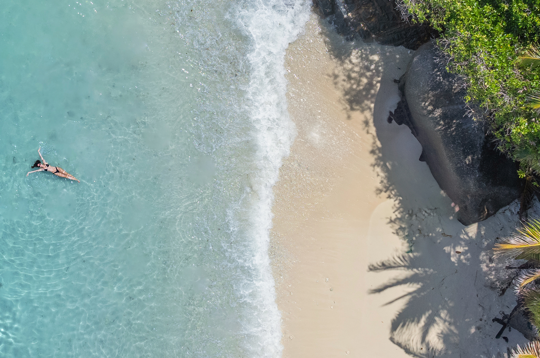 Sommerurlaub_seychellen-frau-wasser-g-2193150437-4-CRM-2130x1411px.jpg