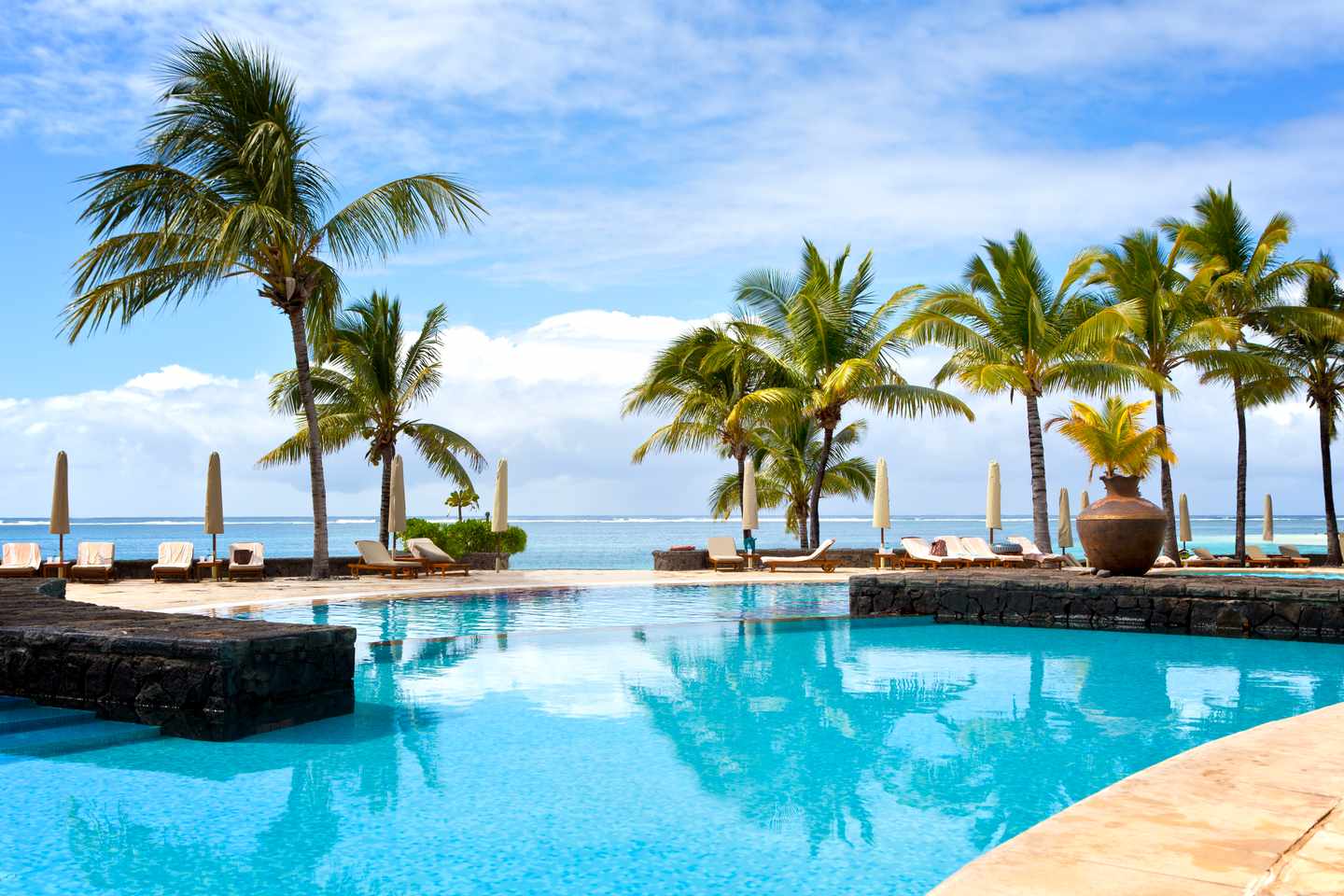 Hotels auch Mauritius: Pool mit Palmen und Meerblick