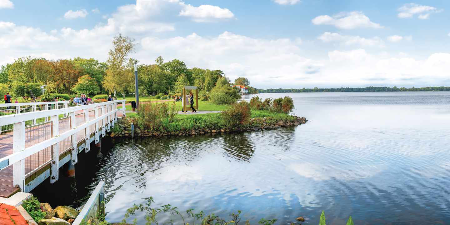 Reisetipps Deutschland: Promenade am Zwischenahner Meer in Bad Zwischenahn, Ammerland, mit Brücke und Uferweg