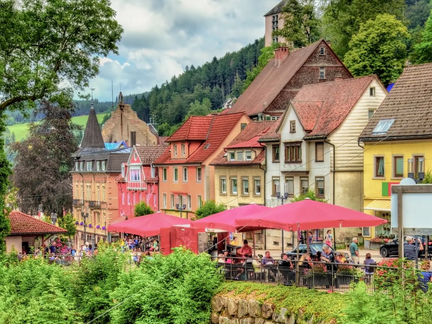 Das bunte Dorf Triberg mit der Gutach, die hindurchfließt