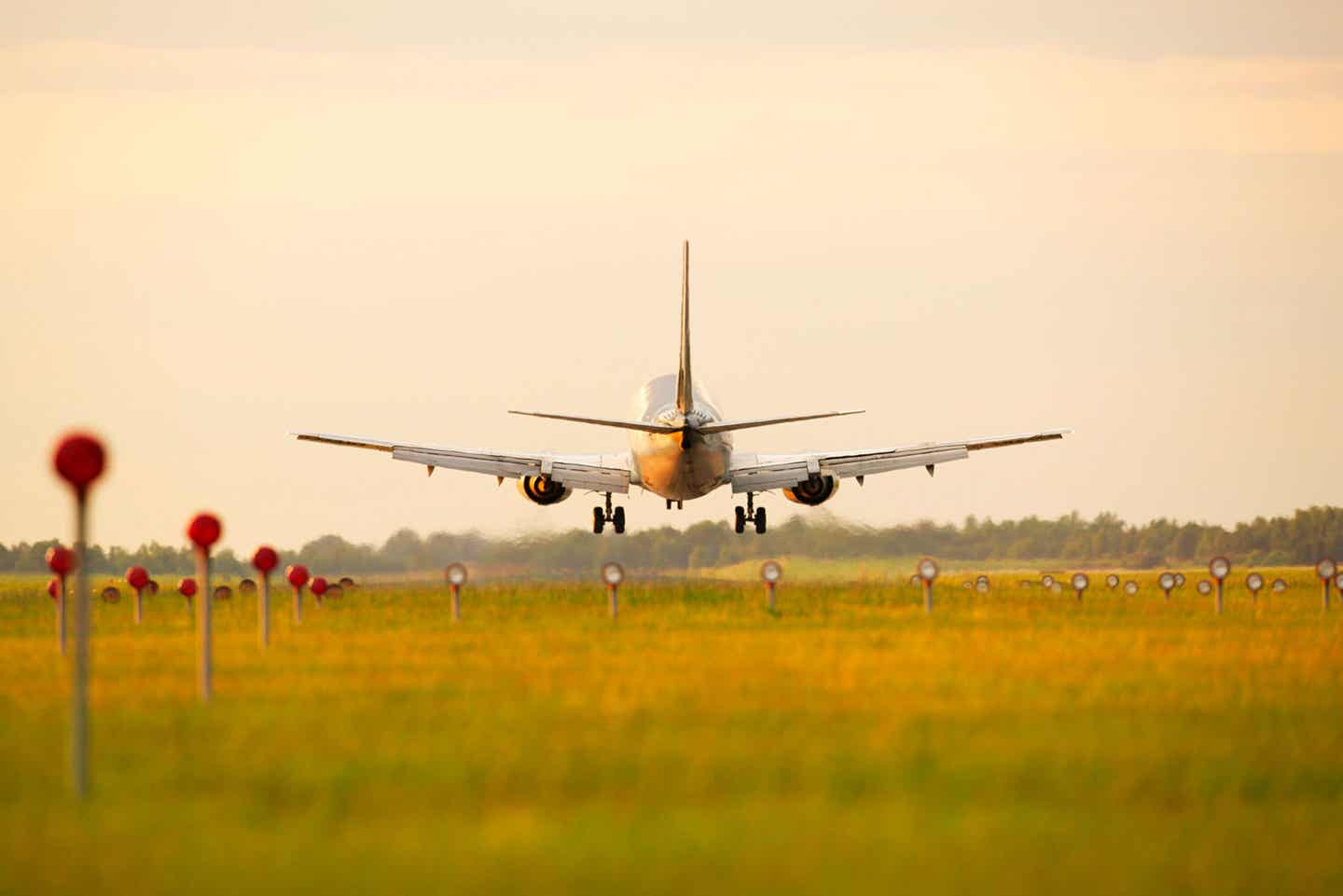 Mitarbeiter-Tipp Südafrika. Flugzeug von hinten bei der Landung in Südafrika.