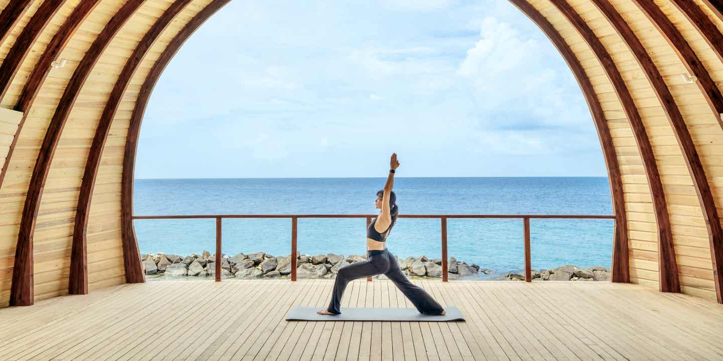 Eine Frau macht Yoga im ananea Madivaru Maldives