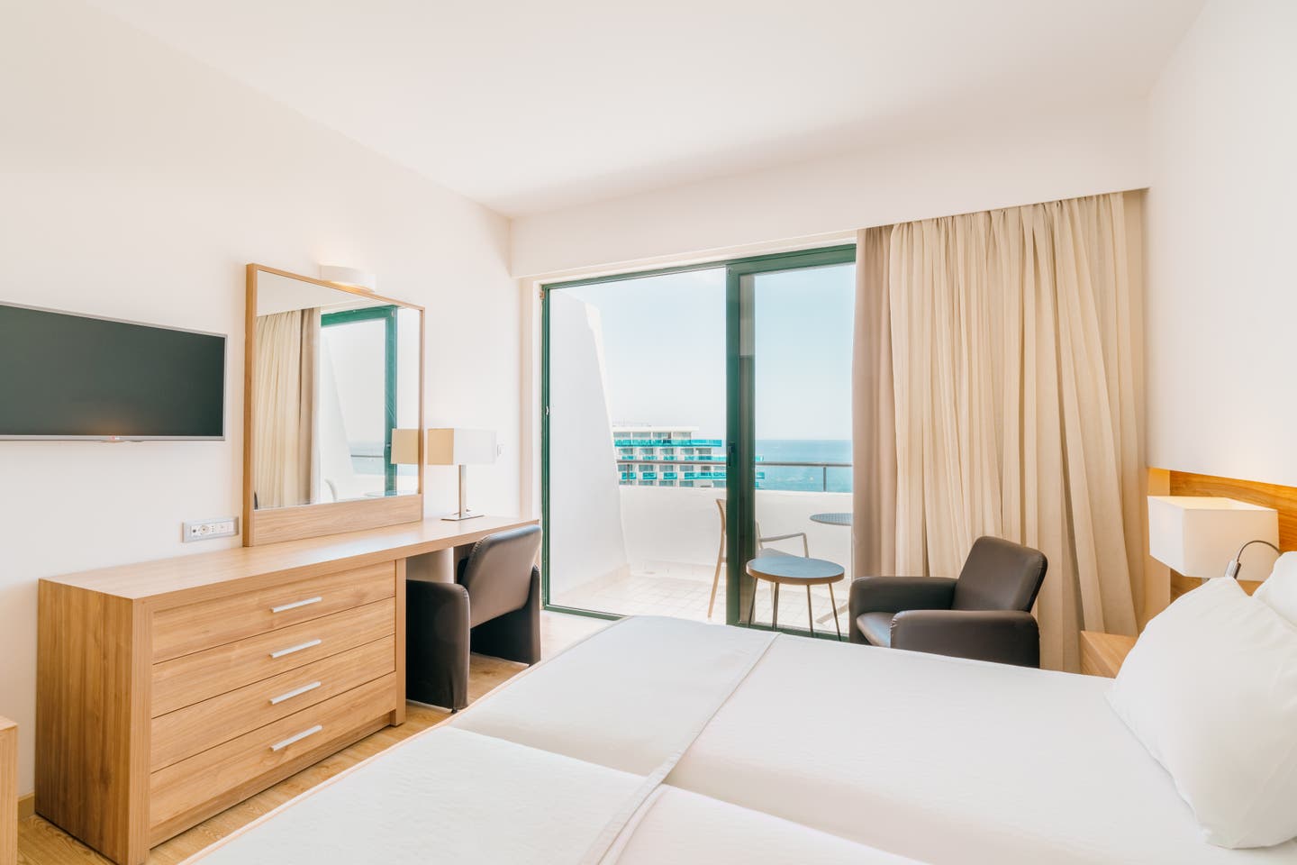 Schlafzimmer mit Blick auf das Meer des Calypso Palace Doppelzimmer mit Meerblick 