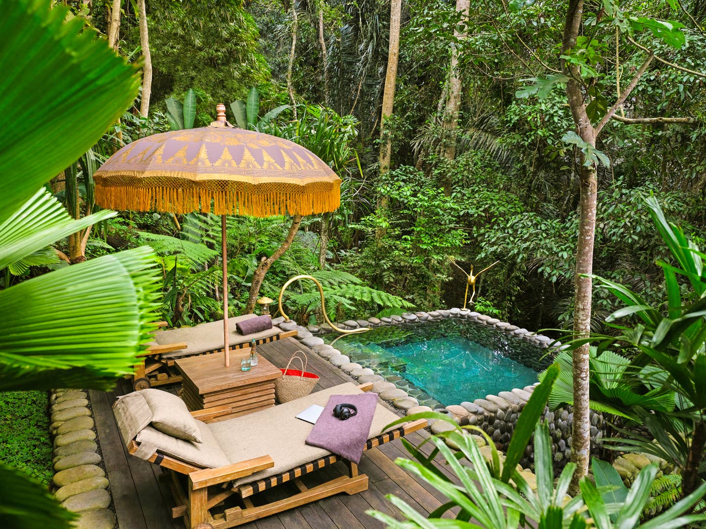 Terrasse mit Sonnenliegen und Privatpool im Dschungel von Bali im Glamping-Resort