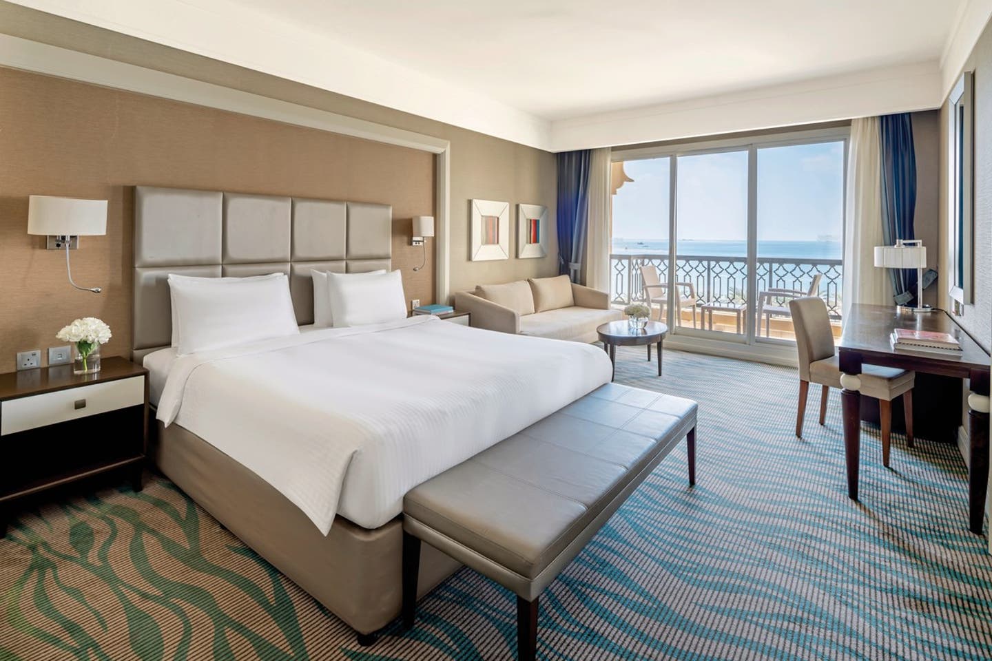 Wohnbeispiel Deluxe Room with Sea/Pool View