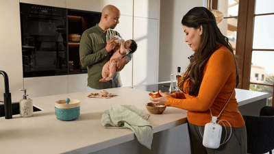 Čas krmení v útulné kuchyni za teplého slunečního světla