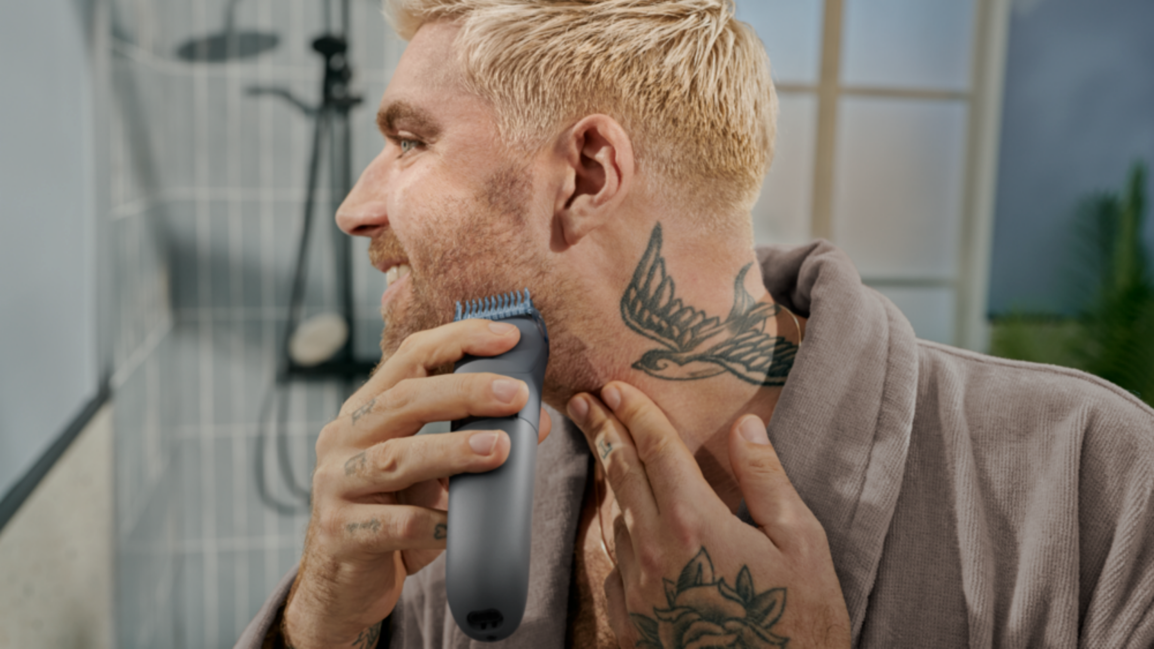 Homem a aparar a barba em frente ao espelho