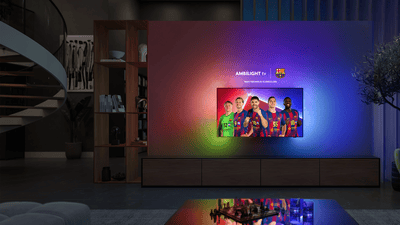 Philips Ambilight TV prikazuje rokometno ekipo FC Barcelona in z barvito svetlobo osvetljuje steno v moderni dnevni sobi.