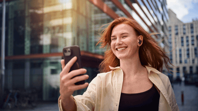 Žena na videohovore s Philips štuple do uší proti šumu vonku