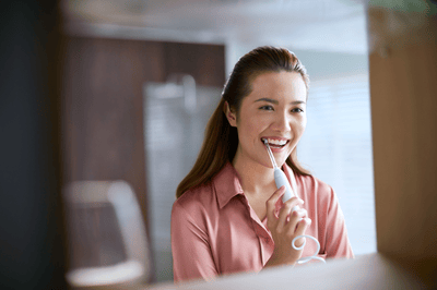 vrouwen met een flosser