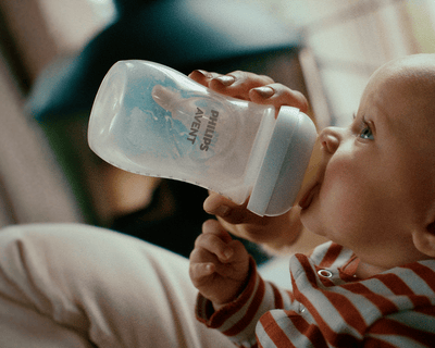 De baby leidt de voeding, net als aan de borst