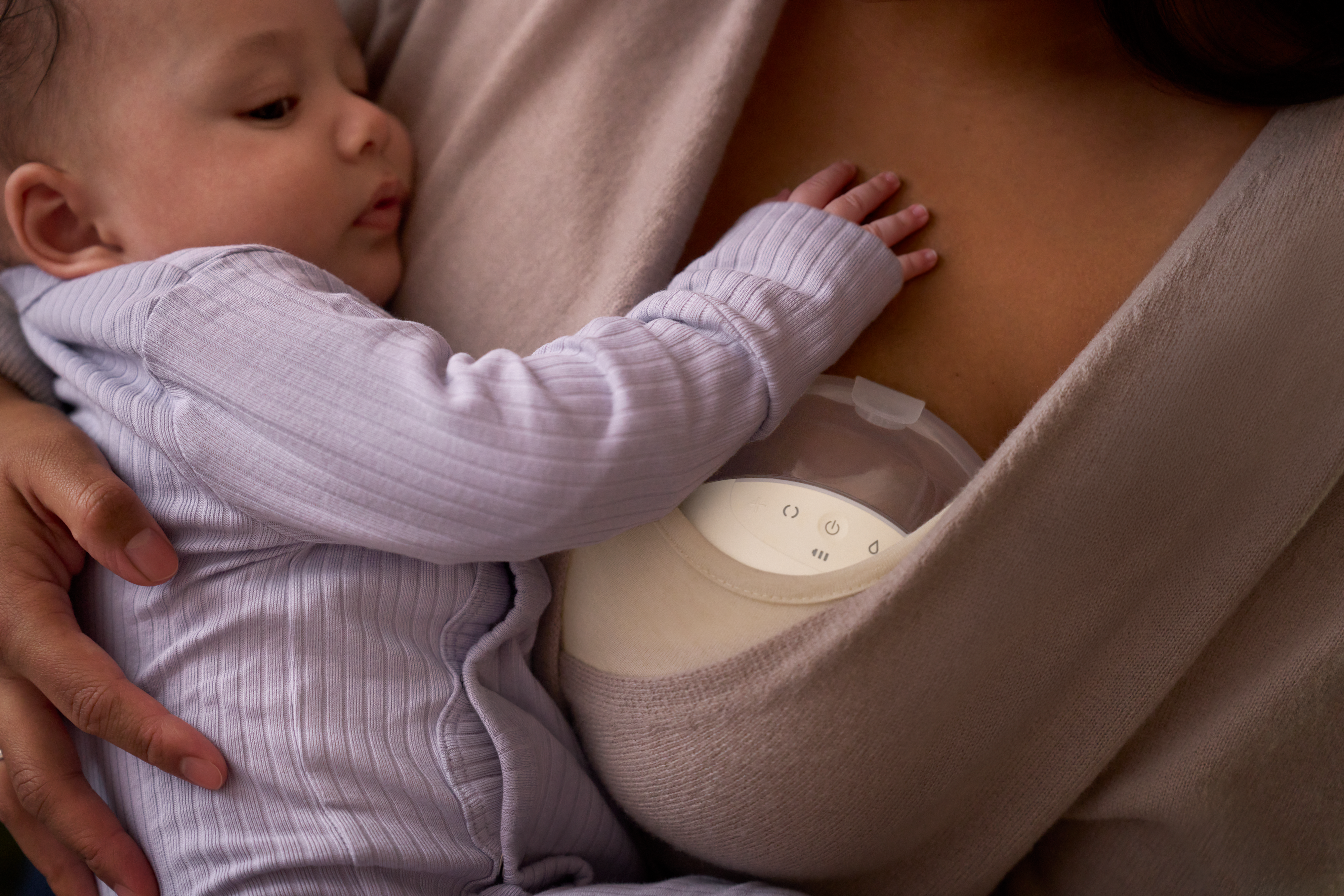 Tiralatte indossabile Philips per l'estrazione del latte a mani libere