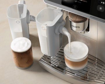 Utláčanie kávy pomocou plnoautomatického kávovaru Philips