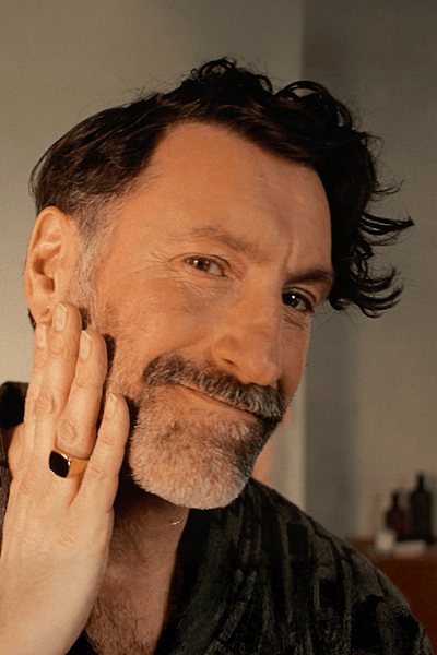 Barba de un hombre arreglada con un recortador todo en uno de Philips