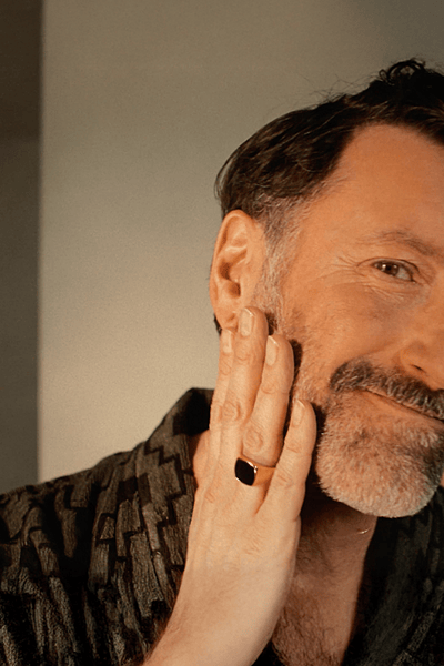 Vyras skutasi veidą