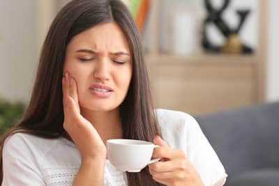 Rutina de îngrijire orală utilă pentru combaterea sensibilității dentare: cum alegi periuța de dinți potrivită