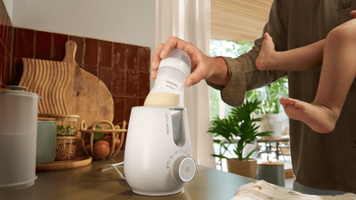 Zdejmij pokrywkę z dzbanka i umieść w nim wszystkie składniki. Załóż i zablokuj pokrywkę we właściwej pozycji.