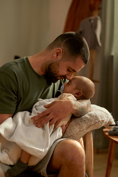 Ένας πατέρας κρατάει το παιδί του