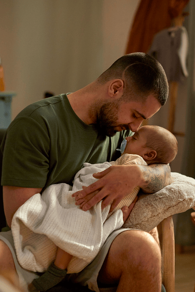 Ένας πατέρας κρατάει το παιδί του