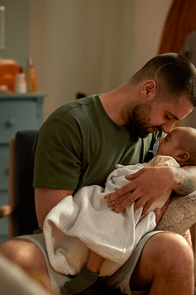 Un padre sosteniendo a su bebé