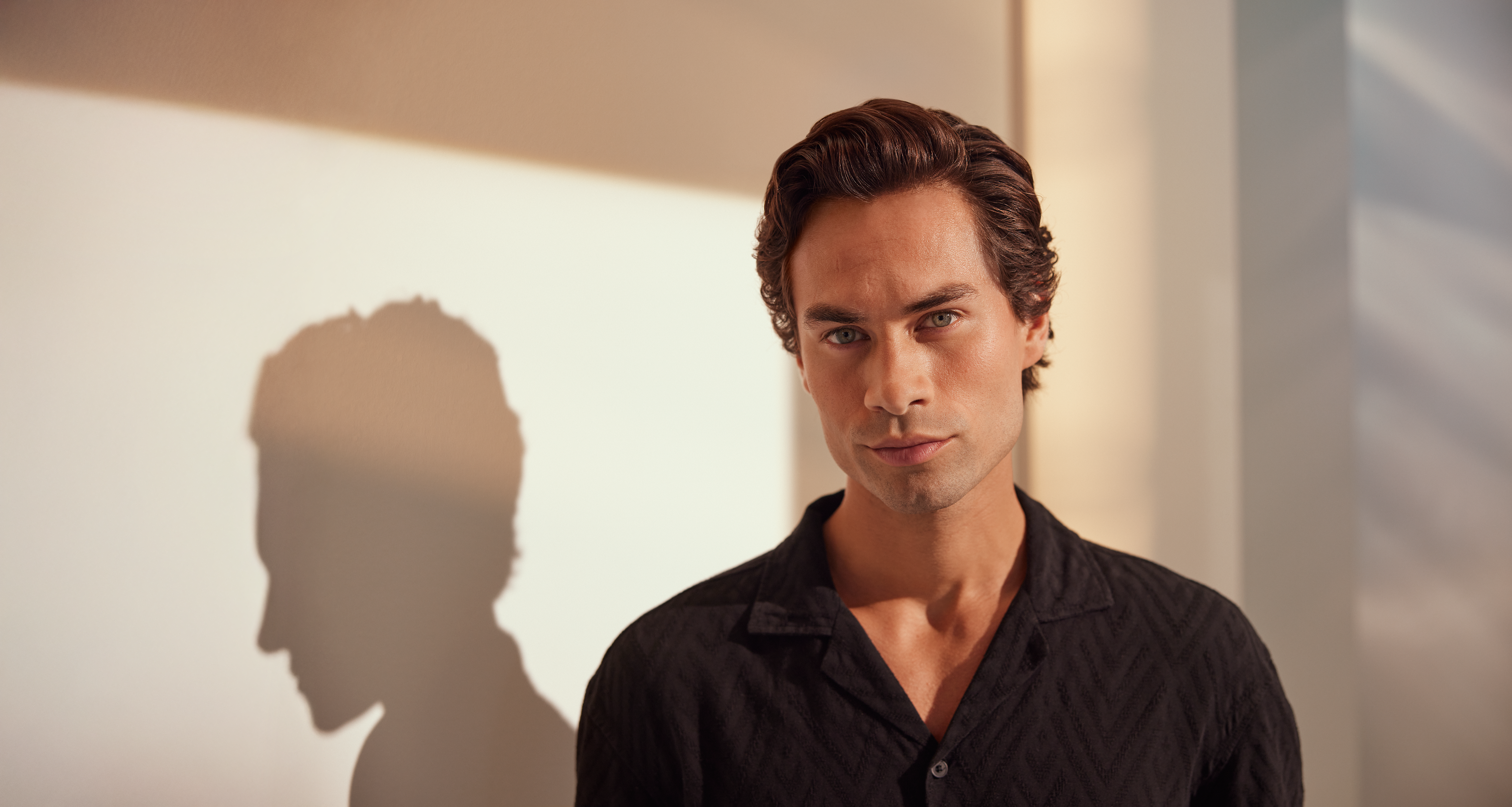 Un hombre en una remera negra