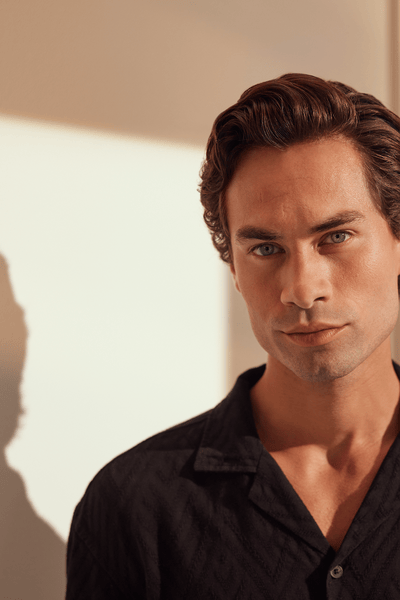 Un hombre en una remera negra