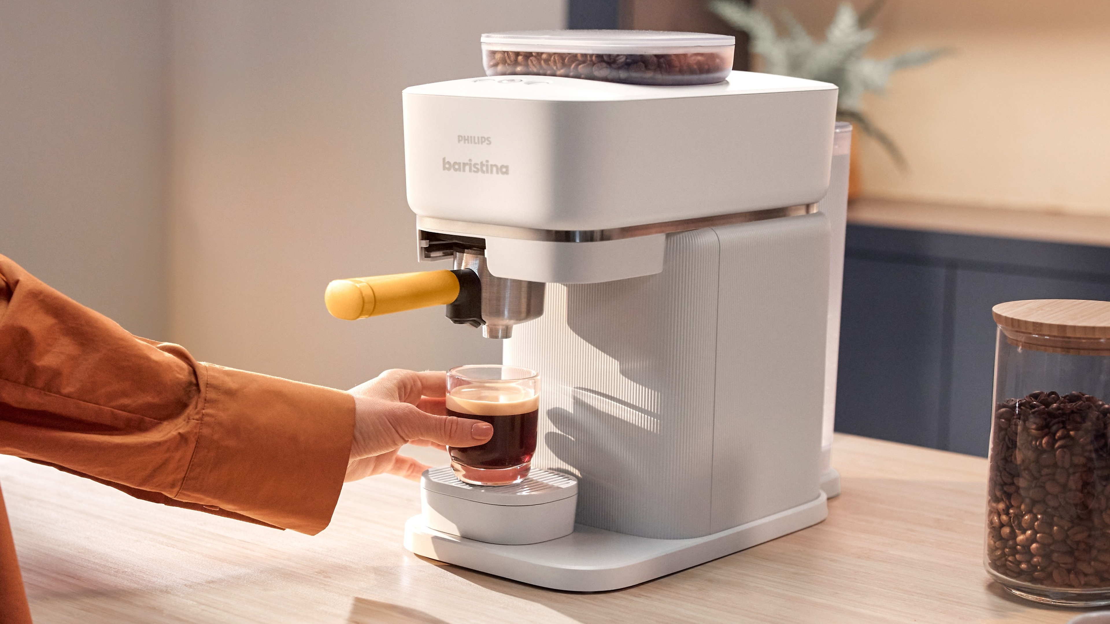 Машина Philips Baristina на кухненския плот.