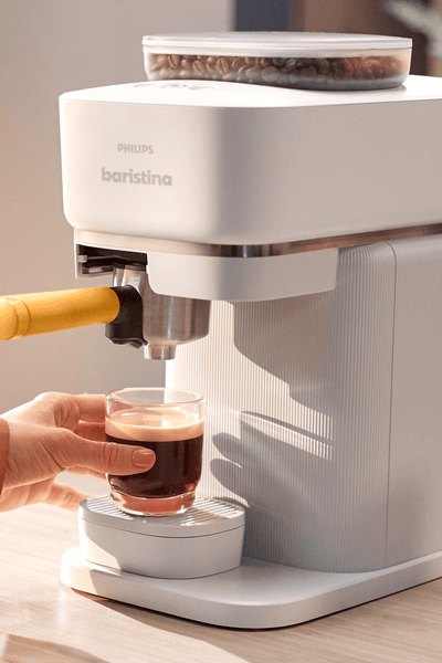 Машина Philips Baristina на кухненския плот.