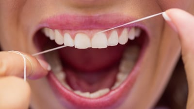 curatare-interdentara-ata-dentara-impotriva-cariilor