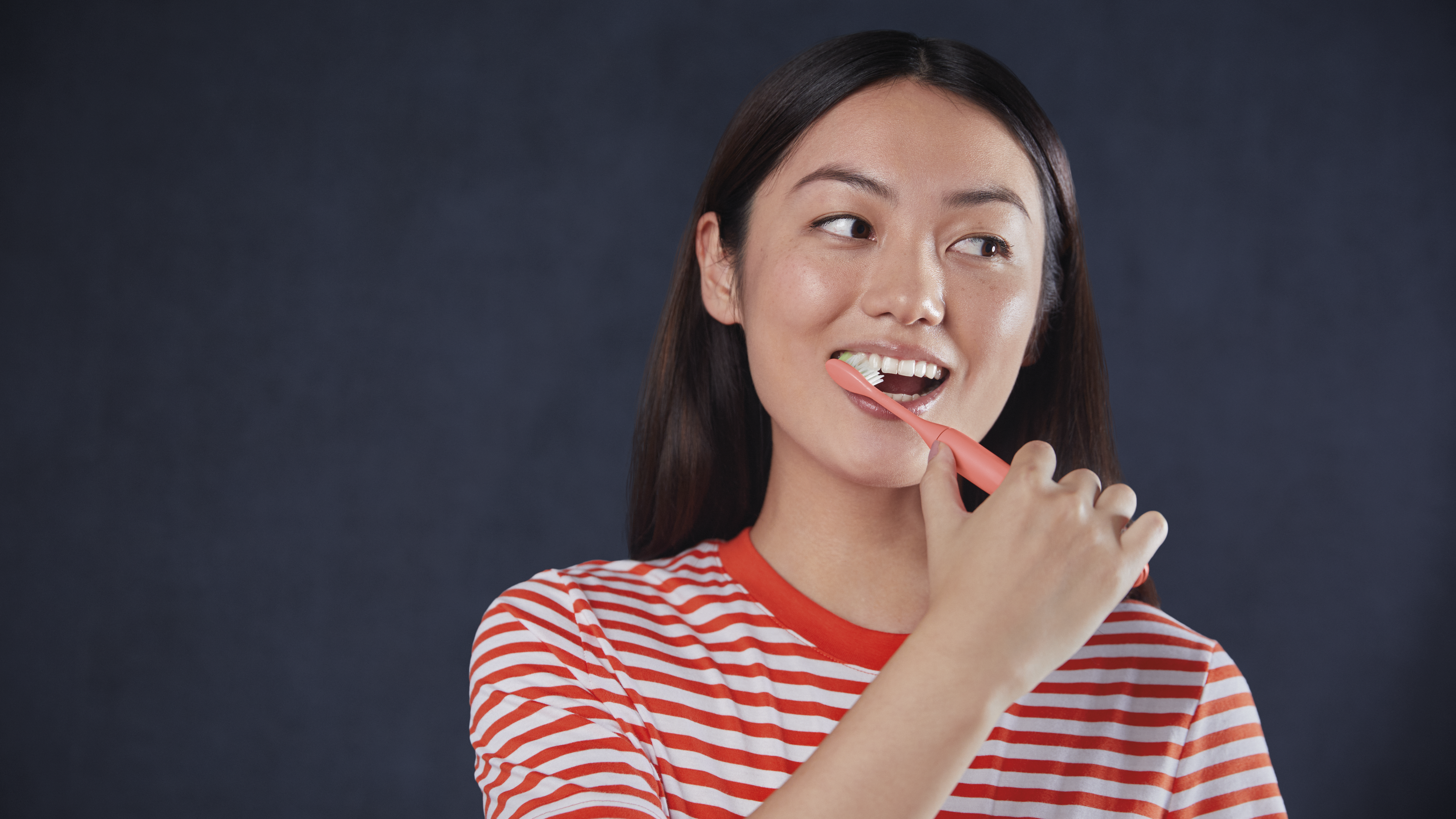 Filo interdentale o scovolino: qual è meglio?