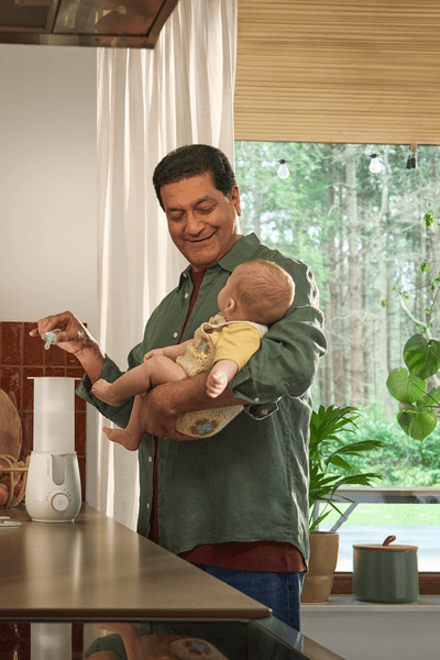 Γονείς που χρησιμοποιούν θερμαντήρα και αποστειρωτή Premium 2 σε 1