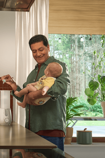 הורה משתמש במחמם ומחטא פרמיום 2 ב-1