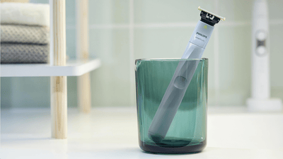 Aparat Philips OneBlade First Shave intr-un pahar