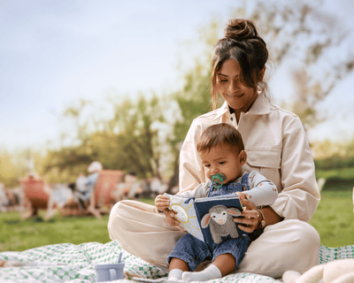 A mãe está lendo um livro para seu filho pequeno