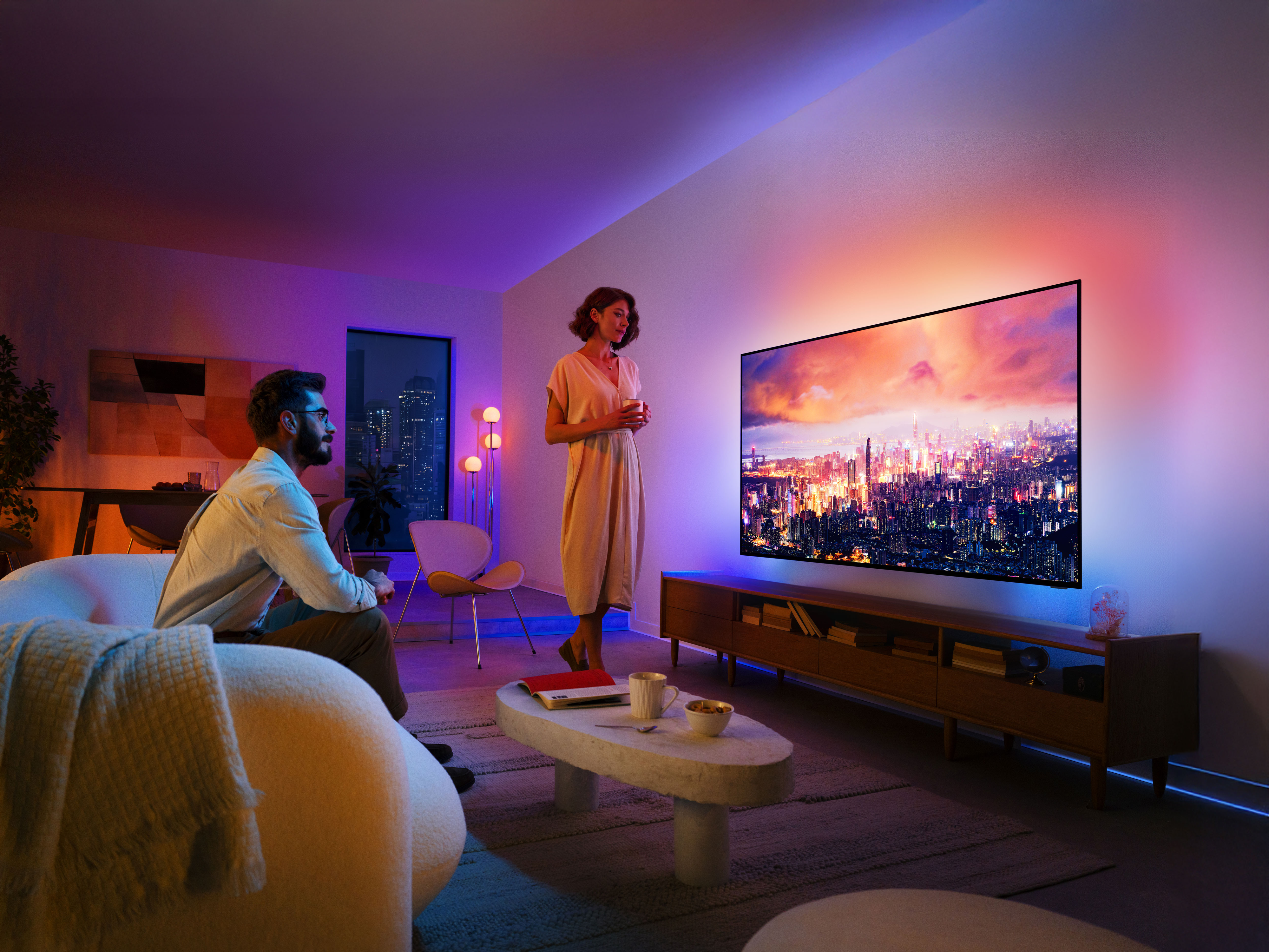 Svetainė su „Philips Ambilight“ televizoriumi